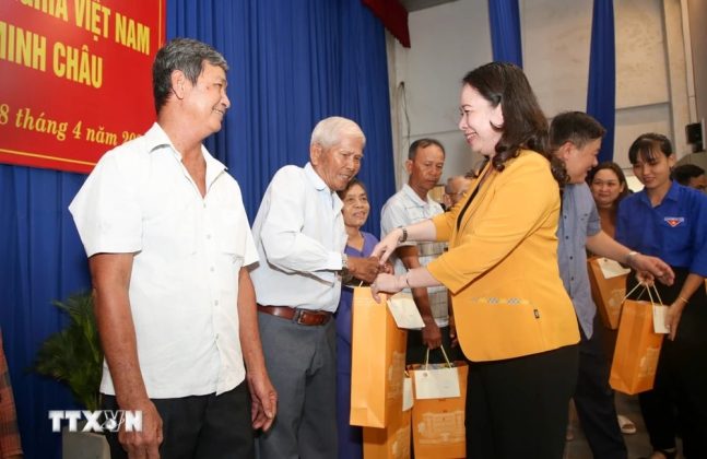 2 min 7 647x420 - Quyền Chủ tịch nước thăm, tặng quà người có công và trẻ em tại Tây Ninh