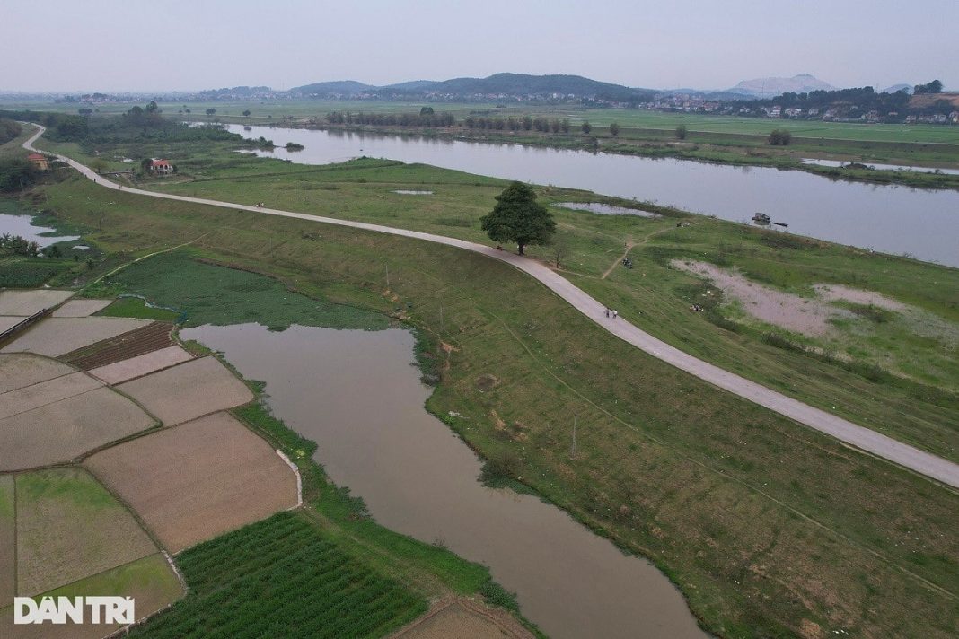 Lưu vực s&ocirc;ng Cầu c&oacute; d&ograve;ng ch&iacute;nh l&agrave; s&ocirc;ng Cầu với chiều d&agrave;i 290km, bắt nguồn từ n&uacute;i Văn &Ocirc;n (Vạn On, Bắc Kạn) v&agrave; đổ v&agrave;o s&ocirc;ng Th&aacute;i B&igrave;nh ở Phả Lại.