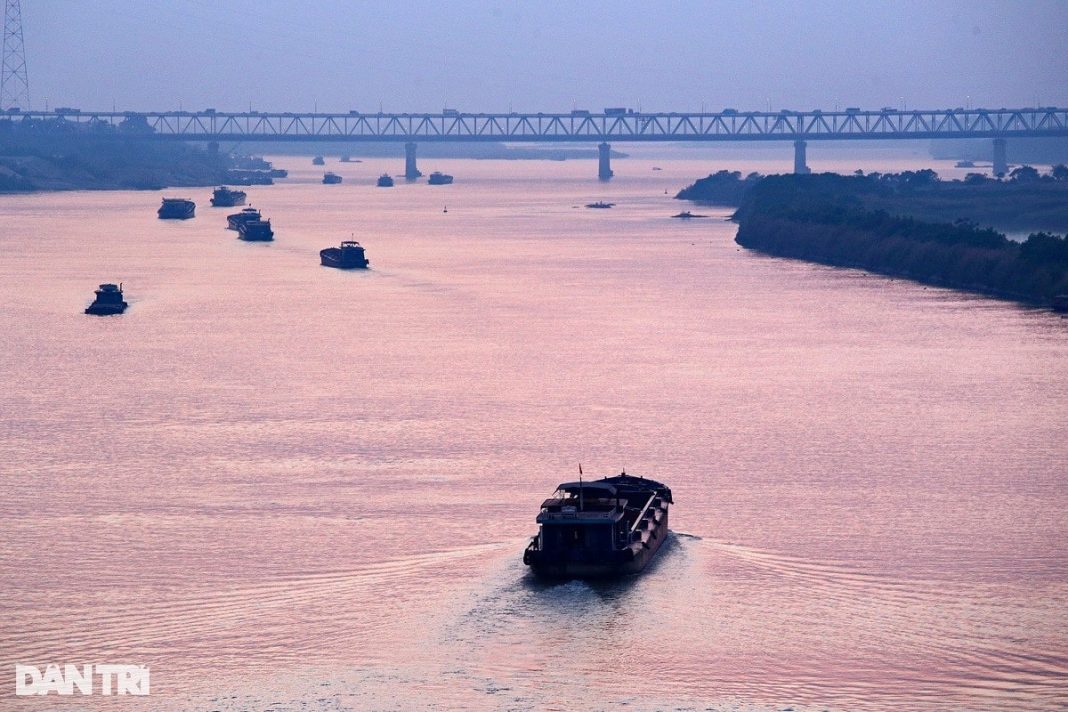 Theo d&ograve;ng chảy thời gian, s&ocirc;ng Hồng bồi đắp ph&ugrave; sa, h&igrave;nh th&agrave;nh n&ecirc;n một v&ugrave;ng đất đai m&agrave;u mỡ, trong đ&oacute; c&oacute; Thủ đ&ocirc; H&agrave; Nội. S&ocirc;ng Hồng kh&ocirc;ng chỉ l&agrave; biểu tượng của một nền văn minh l&uacute;a nước v&ugrave;ng đồng bằng Bắc Bộ, m&agrave; c&ograve;n mang lại nhiều gi&aacute; trị văn h&oacute;a đặc th&ugrave; v&agrave; đ&aacute;ng tr&acirc;n trọng của người Việt Nam.