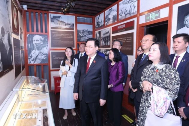 Chủ tịch Quốc hội Vương Đình Huệ tham quan Khu di tích lịch sử Chủ tịch Hồ Chí Minh tại thành phố Côn Minh.