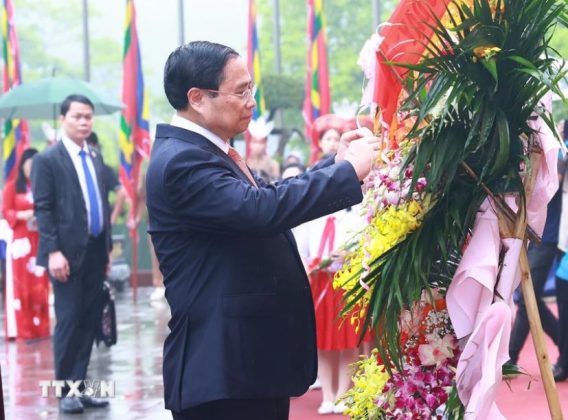 Thủ tướng Phạm Minh Chính cùng lãnh đạo Đảng, Nhà nước dâng hoa trước Bức phù điêu Bác Hồ nói chuyện với Đại đoàn 308 trong Khu Di tích Lịch sử Quốc gia Đặc biệt Đền Hùng