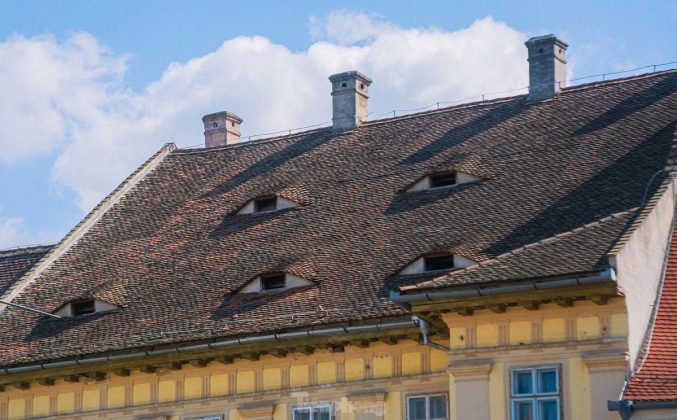 3 min 2 677x420 - Bí ẩn những 'đôi mắt Sibiu' thao thức trên mái nhà
