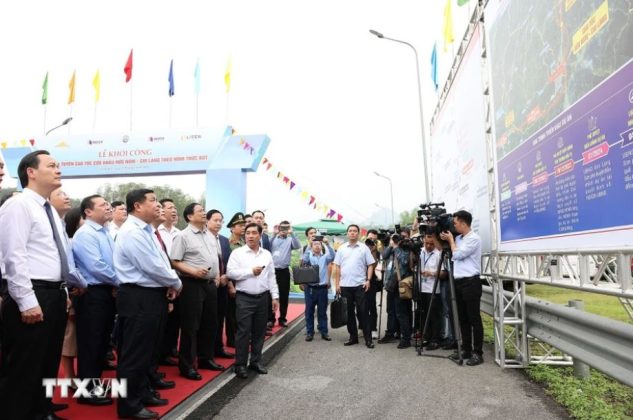Thủ tướng Phạm Minh Chính xem bản đồ hướng tuyến dự án.