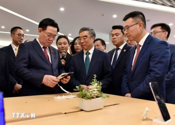 3 min 6 590x420 - Chủ tịch Quốc hội thăm Trung tâm Nghiên cứu và Phát triển của Tập đoàn Huawei