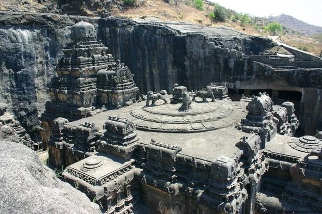 Đền Kailasa g&acirc;y kinh ngạc bởi to&agrave;n bộ c&ocirc;ng tr&igrave;nh được tạo ra bằng c&aacute;ch đ&agrave;o thẳng đứng, nghĩa l&agrave; những người thợ phải đ&agrave;o, đục đẽo c&aacute;c khối đ&aacute; từ tr&ecirc;n xuống dưới.