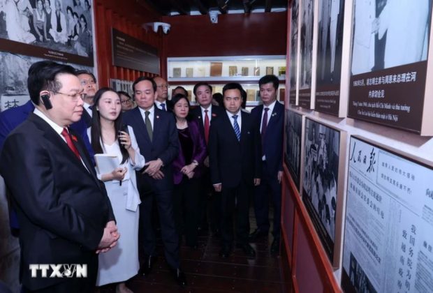 Chủ tịch Quốc hội Vương Đình Huệ tham quan Khu di tích lịch sử Chủ tịch Hồ Chí Minh tại thành phố Côn Minh.