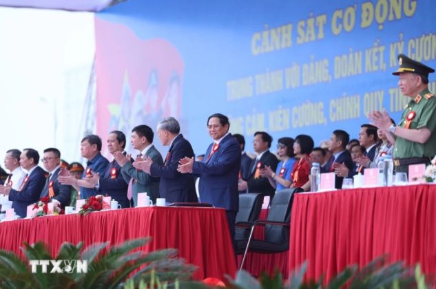Thủ tướng Phạm Minh Chính và các đại biểu dự Lễ kỷ niệm 50 năm Ngày truyền thống Lực lượng Cảnh sát Cơ động.
