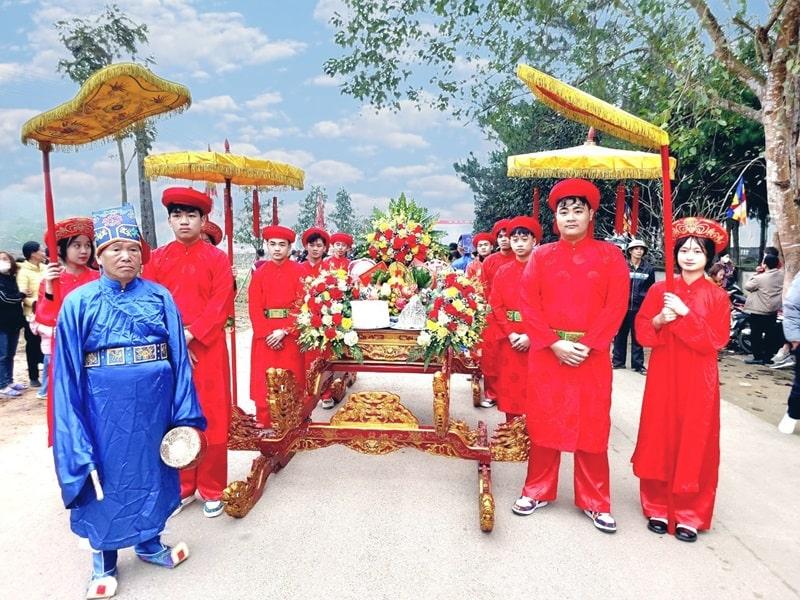 Cư dân trong cộng đồng làng xã thành kính dâng lên các Vua Hùng và tiên tổ lễ vật thể hiện tấm lòng thảo thơm và tri ân. 