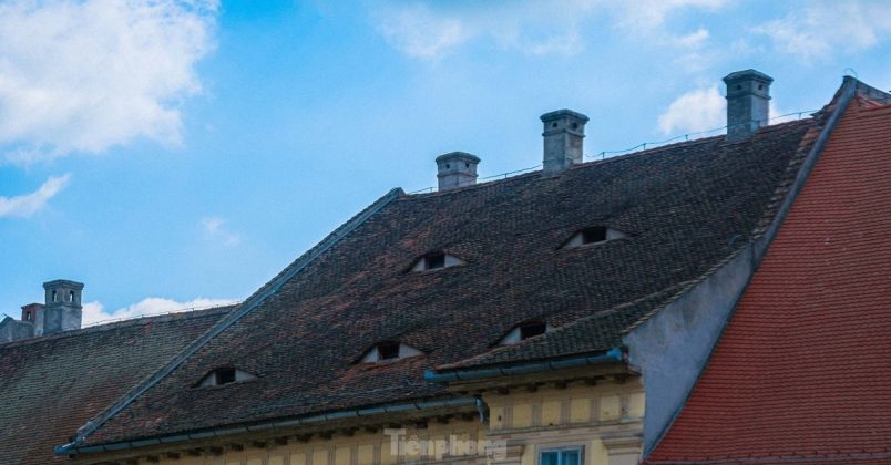 4 min 2 804x420 - Bí ẩn những 'đôi mắt Sibiu' thao thức trên mái nhà