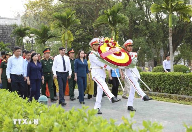 Quyền Chủ tịch nước Võ Thị Ánh Xuân đến viếng các anh hùng, liệt sỹ tại Nghĩa trang liệt sỹ A1.