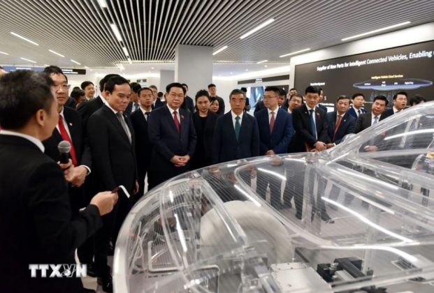4 min 6 621x420 - Chủ tịch Quốc hội thăm Trung tâm Nghiên cứu và Phát triển của Tập đoàn Huawei