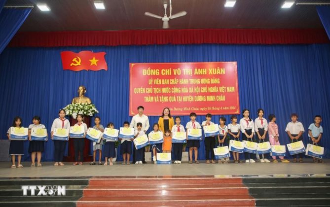 4 min 7 669x420 - Quyền Chủ tịch nước thăm, tặng quà người có công và trẻ em tại Tây Ninh