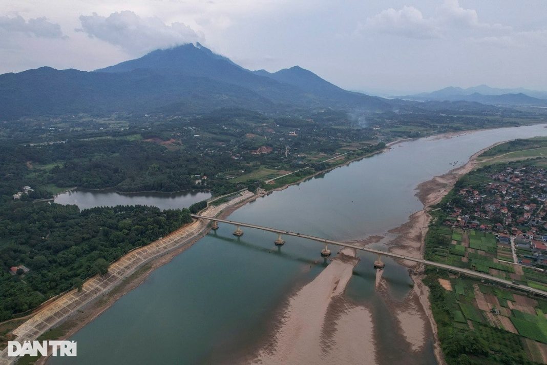 H&agrave;ng loạt c&aacute;c thủy điện lớn được x&acirc;y dựng tr&ecirc;n s&ocirc;ng Đ&agrave; như: H&ograve;a B&igrave;nh, Sơn La, Lai Ch&acirc;u... S&ocirc;ng Đ&agrave; c&ograve;n được gọi l&agrave; d&ograve;ng s&ocirc;ng năng lượng. V&agrave;o những thời điểm hồ thủy điện t&iacute;ch nước, l&ograve;ng s&ocirc;ng thu hẹp để lộ ra những b&atilde;i c&aacute;t lớn. Ảnh chụp s&ocirc;ng Đ&agrave; tại cầu Đồng Quang, con s&ocirc;ng l&agrave; ranh giới tự nhi&ecirc;n giữa H&agrave; Nội (b&ecirc;n tr&aacute;i) v&agrave; tỉnh Ph&uacute; Thọ (b&ecirc;n phải).