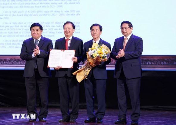 Thủ tướng Phạm Minh Ch&iacute;nh trao Quyết định c&ocirc;ng bố quy hoạch cho đại diện l&atilde;nh đạo tỉnh Thừa Thi&ecirc;n-Huế.