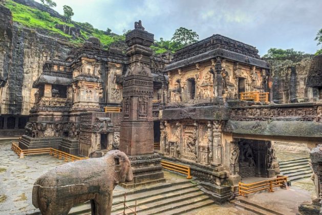 Ng&ocirc;i đền bao gồm một s&acirc;n đền c&oacute; h&igrave;nh m&oacute;ng ngựa v&agrave; một th&aacute;p Gopuram ở lối v&agrave;o. Hai b&ecirc;n khu đền ch&iacute;nh l&agrave; d&atilde;y cột cao 30m, tr&ecirc;n đ&oacute; khắc h&igrave;nh của rất nhiều vị thần.