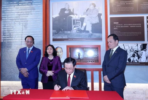 Chủ tịch Quốc hội Vương Đình Huệ viết lưu bút tại Khu Di tích lịch sử Chủ tịch Hồ Chí Minh.