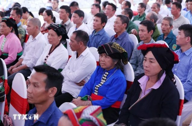 Đại diện nhân dân các dân tộc, gia đình có hoàn cảnh khó khăn của tỉnh Hòa Bình tham dự buổi lễ.