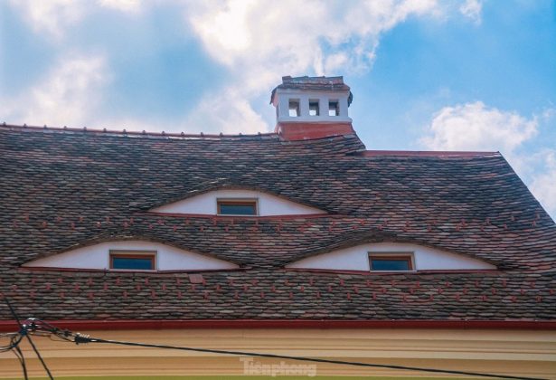 6 min 2 615x420 - Bí ẩn những 'đôi mắt Sibiu' thao thức trên mái nhà