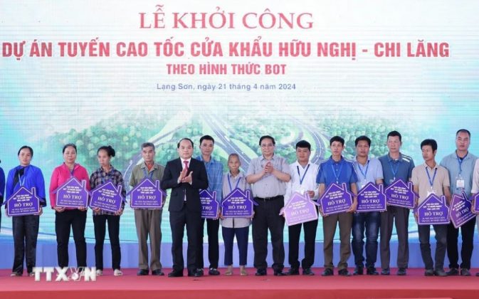 Thủ tướng Phạm Minh Chính và Bí thư Tỉnh ủy Lạng Sơn Nguyễn Quốc Đoàn trao tặng biểu trưng nhà Đại đoàn kết cho các hộ gia đình.