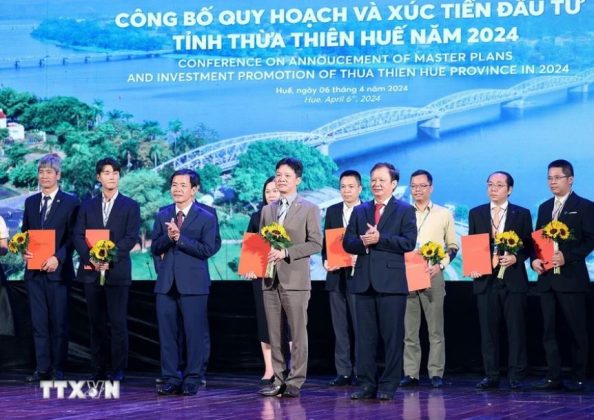 L&atilde;nh đạo tỉnh Thừa Thi&ecirc;n-Huế trao chứng nhận v&agrave; chủ trương đầu tư cho c&aacute;c doanh nghiệp.