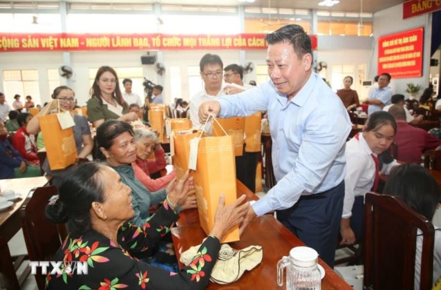6 min 7 638x420 - Quyền Chủ tịch nước thăm, tặng quà người có công và trẻ em tại Tây Ninh