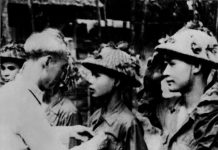 Chủ tịch Hồ Chí Minh tặng Huy hiệu “Chiến sỹ Điện Biên Phủ” cho những chiến sỹ lập công xuất sắc trong chiến dịch Điện Biên Phủ.