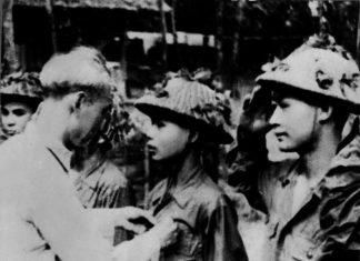 Chủ tịch Hồ Chí Minh tặng Huy hiệu “Chiến sỹ Điện Biên Phủ” cho những chiến sỹ lập công xuất sắc trong chiến dịch Điện Biên Phủ.
