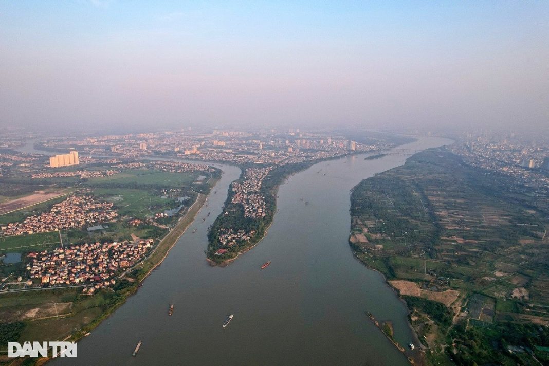 S&ocirc;ng Đuống l&agrave; ph&acirc;n lưu của s&ocirc;ng Hồng, d&agrave;i 65km, nối liền hai con s&ocirc;ng lớn của miền Bắc l&agrave; s&ocirc;ng Hồng v&agrave; s&ocirc;ng Th&aacute;i B&igrave;nh. Điểm đầu tại nơi gi&aacute;p ranh giữa x&atilde; Xu&acirc;n Canh (huyện Đ&ocirc;ng Anh) v&agrave; quận Long Bi&ecirc;n của th&agrave;nh phố H&agrave; Nội. Điểm cuối tại x&atilde; Cao Đức (Bắc Ninh) để hợp lưu với s&ocirc;ng Thương th&agrave;nh s&ocirc;ng Th&aacute;i B&igrave;nh. Trong ảnh l&agrave; điểm đầu s&ocirc;ng Đuống (b&ecirc;n tr&aacute;i).