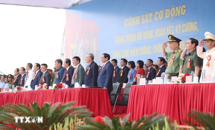 Thủ tướng Phạm Minh Chính và các đại biểu dự Lễ kỷ niệm 50 năm Ngày truyền thống Lực lượng Cảnh sát Cơ động.