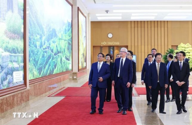 Thủ tướng Phạm Minh Chính và Giám đốc điều hành Tập đoàn Apple (Hoa Kỳ) Tim Cook tham quan Trụ sở Chính phủ.