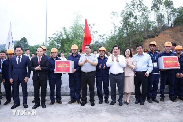 Thủ tướng Phạm Minh Chính tặng quà công nhân thi công Dự án đầu tư xây dựng tuyến đường bộ cao tốc cửa khẩu Hữu Nghị-Chi Lăng.