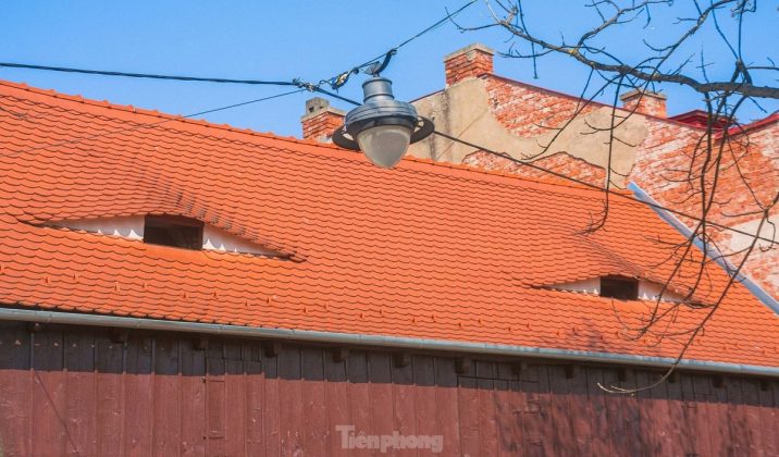 7 min 2 716x420 - Bí ẩn những 'đôi mắt Sibiu' thao thức trên mái nhà
