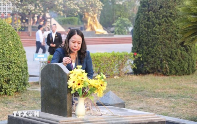 Quyền Chủ tịch nước Võ Thị Ánh Xuân dâng hương tại Nghĩa trang liệt sỹ A1.