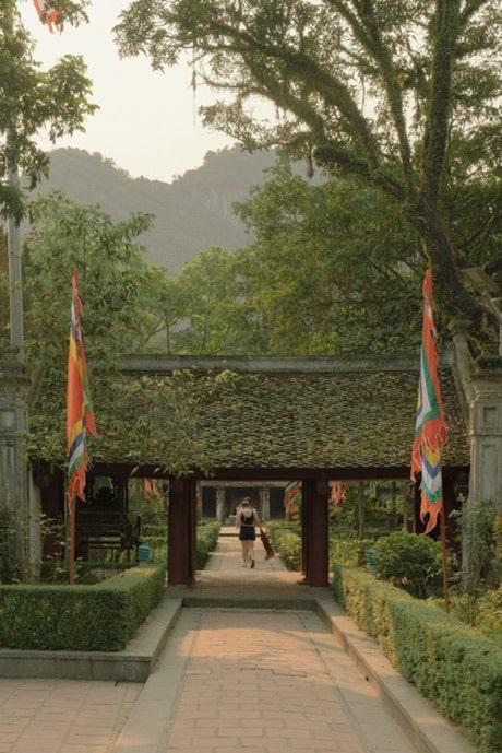 Đền được xây dựng theo lối kiến trúc "nội công ngoại quốc" (kiểu chùa có hai hành lang dài nối liền nhà tiền đường ở phía trước với nhà hậu đường ở phía sau).
