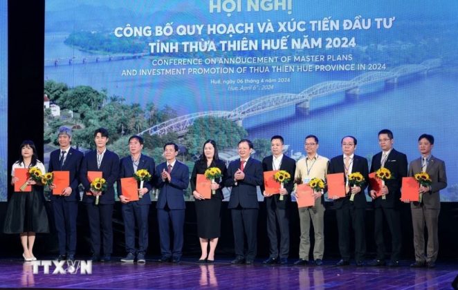 L&atilde;nh đạo tỉnh Thừa Thi&ecirc;n-Huế trao chứng nhận v&agrave; chủ trương đầu tư cho c&aacute;c doanh nghiệp.