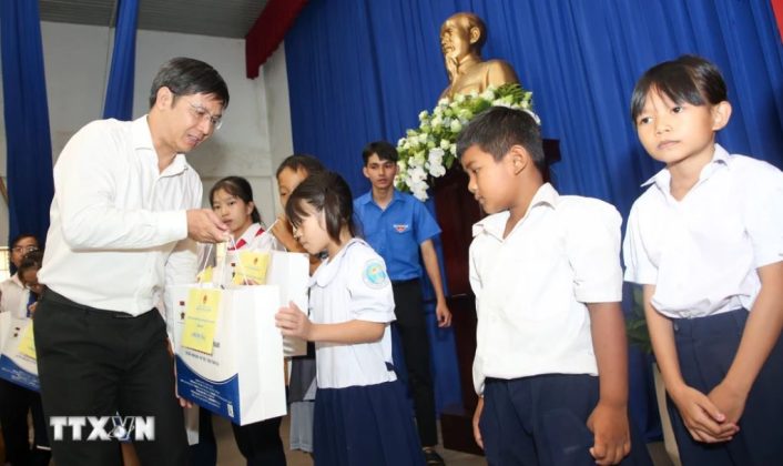 7 min 7 706x420 - Quyền Chủ tịch nước thăm, tặng quà người có công và trẻ em tại Tây Ninh