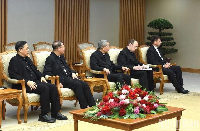C&aacute;c th&agrave;nh vi&ecirc;n đi c&ugrave;ng Tổng Gi&aacute;m mục Paul Richard Gallagher, Bộ trưởng Ngoại giao T&ograve;a th&aacute;nh Vatican tham dự buổi tiếp.