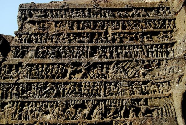 Trong đ&oacute; c&oacute; phiến đ&aacute; khắc lại nội dung của thi&ecirc;n sử thi h&ugrave;ng tr&aacute;ng Ramayana. Ước t&iacute;nh ng&agrave;y nay vẫn c&ograve;n khoảng 32 triệu chi tiết chạm khắc tiếng Phạn tại đ&acirc;y vẫn chưa được dịch.
