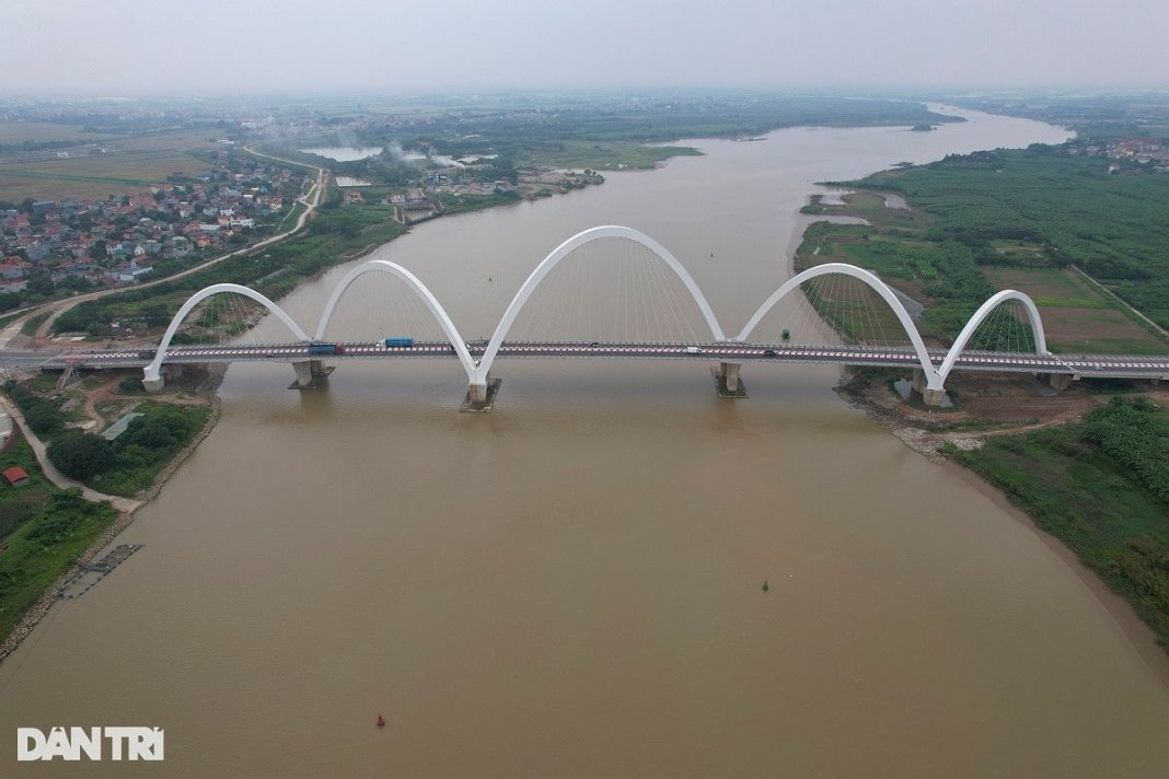 Hiện s&ocirc;ng Đuống c&oacute; 6 c&acirc;y cầu bắc qua. Địa phận H&agrave; Nội gồm cầu Đuống, cầu Đ&ocirc;ng Tr&ugrave;, cầu Ph&ugrave; Đổng. Địa phận Bắc Ninh gồm cầu Kinh Dương Vương, cầu Hồ, cầu B&igrave;nh Than. Trong ảnh l&agrave; cầu Kinh Dương Vương bắc qua s&ocirc;ng Đuống.