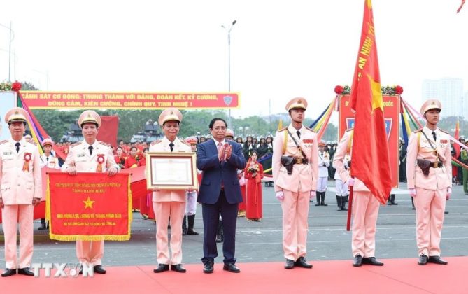 Thủ tướng Phạm Minh Chính trao Danh hiệu Anh hùng Lực lượng Vũ trang Nhân dân cho lực lượng Cảnh sát Cơ động.