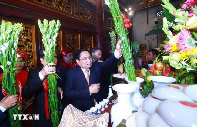 Thủ tướng Phạm Minh Chính cùng lãnh đạo Đảng, Nhà nước dâng hương Giỗ Tổ Hùng Vương trong Khu Di tích Lịch sử Quốc gia Đặc biệt Đền Hùng.