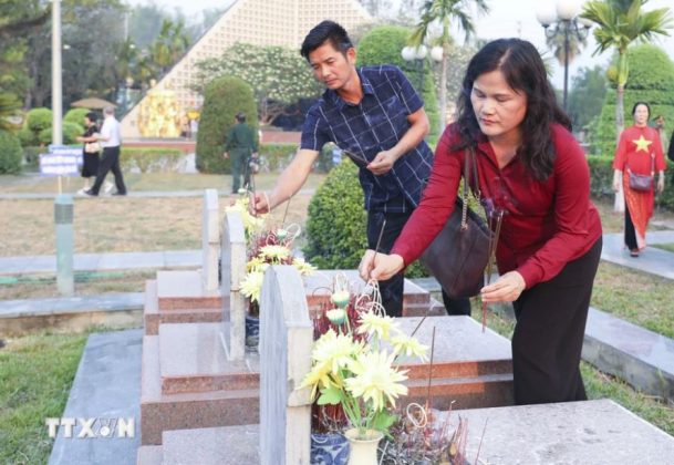 Phó Tổng Giám đốc TTXVN Nguyễn Thị Sự dâng hương tại Nghĩa trang liệt sỹ A1.