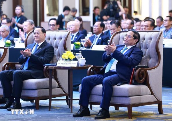 Thủ tướng Phạm Minh Chính và Thủ tướng Lào Sonexay Siphandone tham dự Diễn đàn Tương lai ASEAN 2024 tại Hà Nội sáng 23/4/2024. (