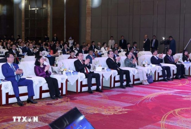 Chủ tịch Quốc hội Vương Đình Huệ và đại biểu dự Diễn đàn chính sách, pháp luật thúc đẩy hợp tác đầu tư thương mại Việt Nam-Trung Quốc.