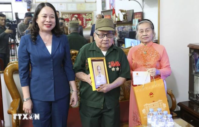 Quyền Chủ tịch nước Võ Thị Ánh Xuân thăm, tặng quà Chiến sỹ Điện Biên Nguyễn Hữu Chấp.