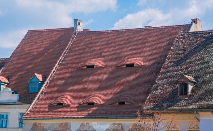 9 min 2 682x420 - Bí ẩn những 'đôi mắt Sibiu' thao thức trên mái nhà