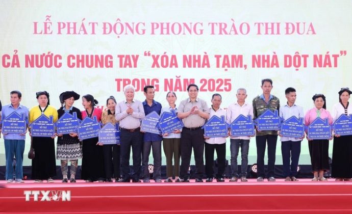 Thủ tướng Phạm Minh Chính và Chủ tịch Ủy ban Trung ương Mặt trận Tổ quốc Việt Nam Đỗ Văn Chiến trao biểu trưng hỗ trợ nhà đại đoàn kết cho các hộ gia đình tại huyện Đà Bắc, tỉnh Hòa Bình.
