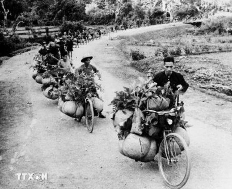 Công tác dân vận trong chiến dịch Điện Biên Phủ 1954 đã vận động được hơn 2 vạn dân công xe thồ ngày đêm vận chuyển lương thực, đạn dược lên mặt trận. 