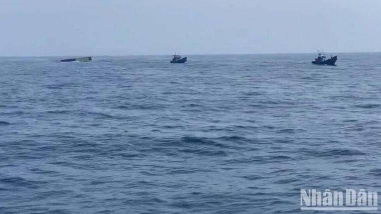Chim sa lan tren vung bien Quang Ngai 2 min - Chìm sà lan trên vùng biển Quảng Ngãi, 3 thuyền viên tử vong