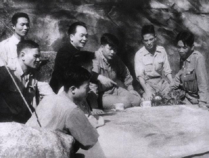Dai tuong Vo Nguyen Giap cung cac cong su tai So chi huy chien dich Dien Bien Phu min - Những chứng nhân lịch sử 'Sở chỉ huy Nà Táu'